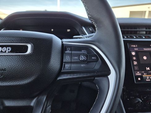 Used 2023 Jeep Grand Cherokee L Laredo image 37