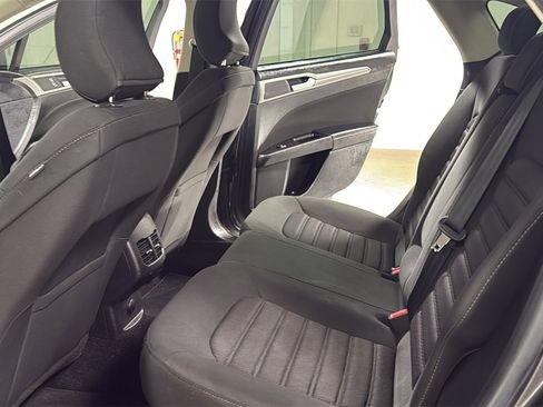 Used 2017 Ford Fusion SE image 15