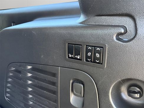 Used 2020 Chevrolet Suburban Premier image 32