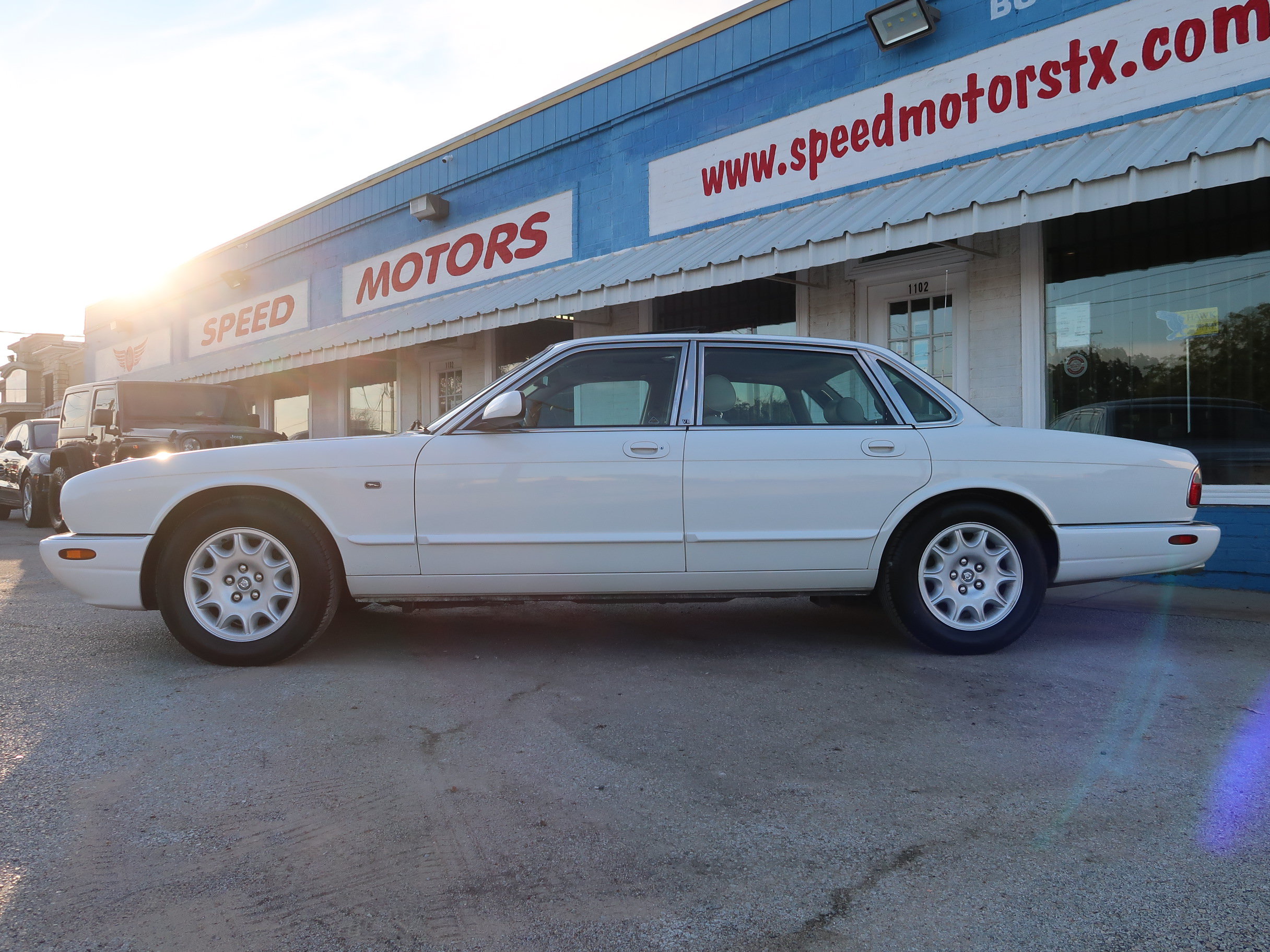 Used 1999 Jaguar XJ8 RWD image 3