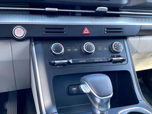 Used 2024 Kia Carnival LX image 32