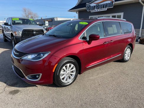Used 2019 Chrysler Pacifica Touring-L image 1