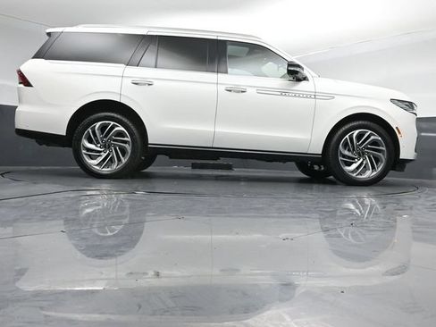 Certified 2025 Lincoln Navigator Reserve AWD/4WD image 46