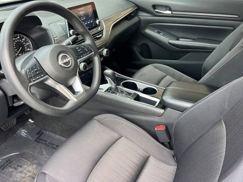 Used 2024 Nissan Altima 2.5 SV FWD image 12