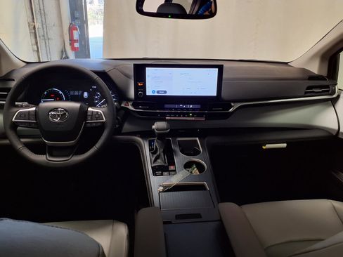 New 2026 Toyota Sienna XLE image 11