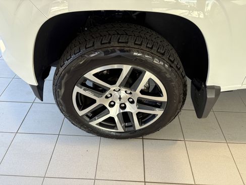 Used 2024 Chevrolet Colorado Z71 w/ Z71 Convenience Package 2 image 8