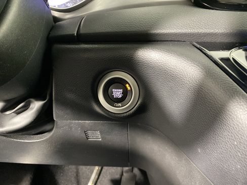 Used 2025 Chrysler Pacifica Select image 25