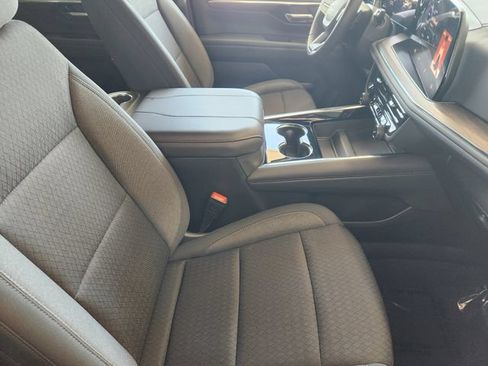 Used 2025 Chevrolet Suburban LS RWD image 19