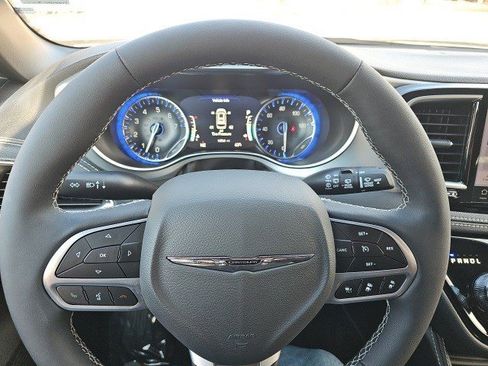 Used 2026 Chrysler Pacifica Limited image 21