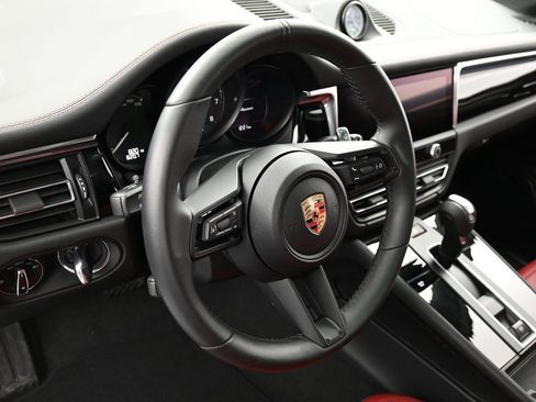 Certified 2025 Porsche Macan image 17