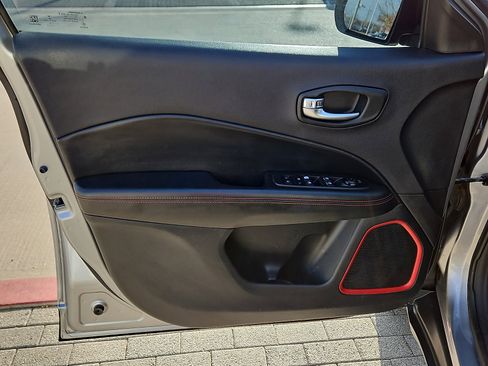 Used 2019 Jeep Compass Trailhawk image 12