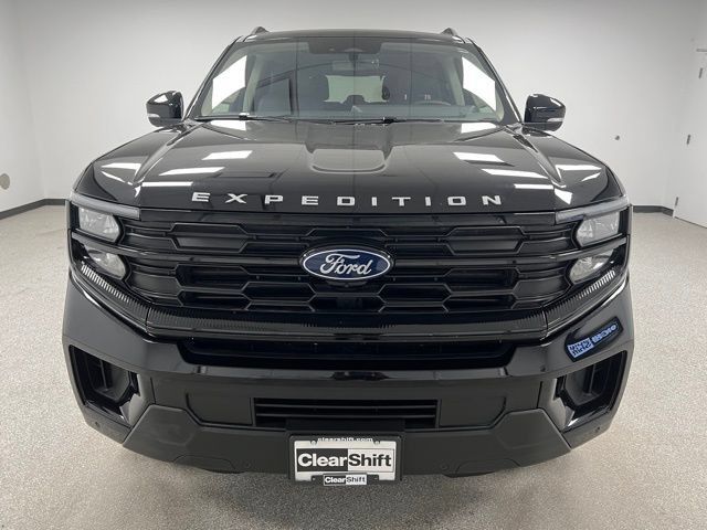 Used 2025 Ford Expedition Active AWD/4WD image 3