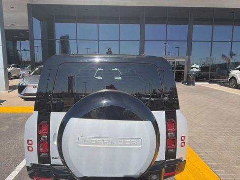 Used 2024 Land Rover Defender 130 X-Dynamic SE image 5