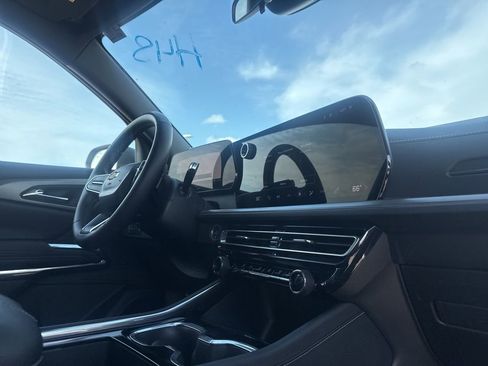 Used 2025 Chevrolet Traverse LT image 28