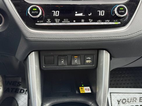 Used 2022 Toyota Corolla Cross XLE image 28
