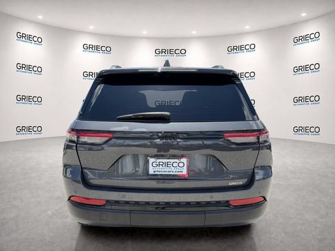 Used 2022 Jeep Grand Cherokee Altitude RWD image 11