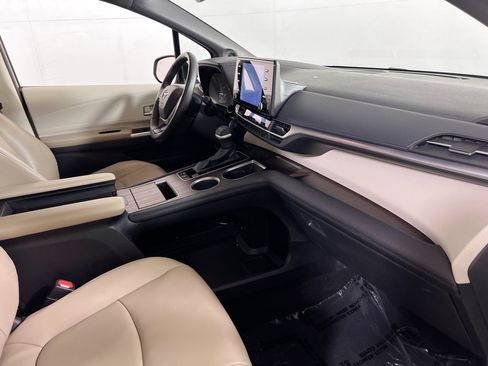 Used 2022 Toyota Sienna XLE w/ XLE Plus Package AWD/4WD image 31