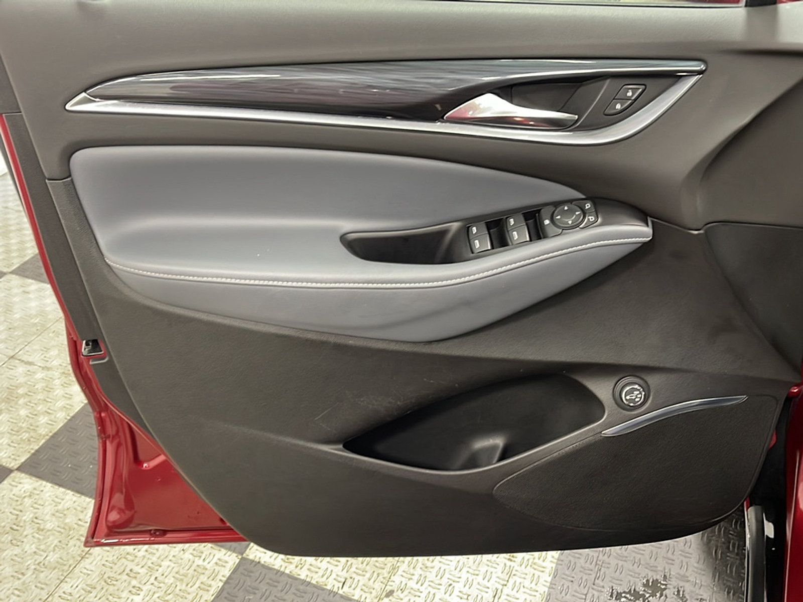 Used 2018 Buick Enclave Essence FWD image 14
