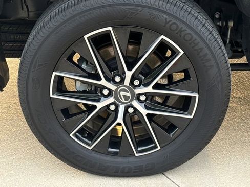 Used 2025 Lexus GX 550 w/ Accessory Package (2T) image 9