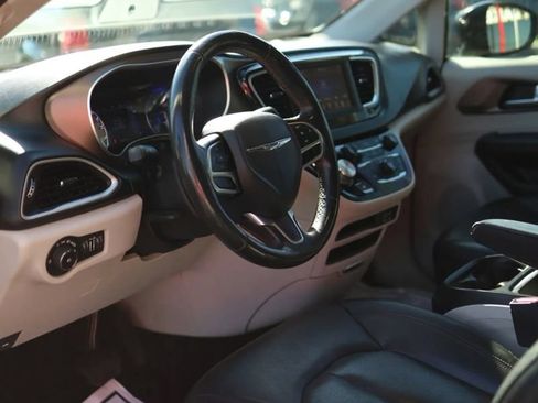 Used 2019 Chrysler Pacifica Touring-L FWD image 13
