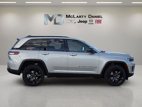 New 2025 Jeep Grand Cherokee Altitude AWD/4WD image 6