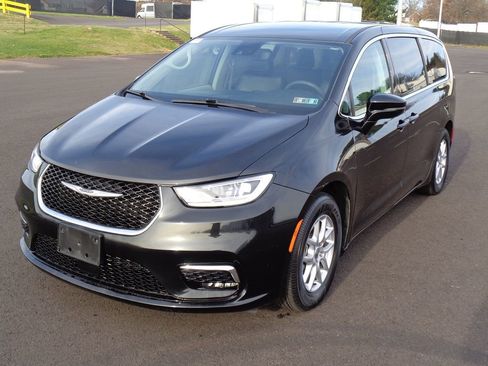 Certified 2024 Chrysler Pacifica Touring-L image 4