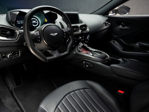 Used 2022 Aston Martin V8 Vantage Coupe RWD image 2