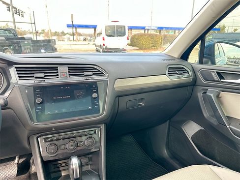 Used 2020 Volkswagen Tiguan SE image 20