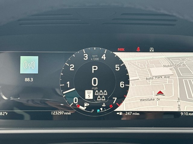 Used 2025 Land Rover Discovery Dynamic SE AWD/4WD image 12