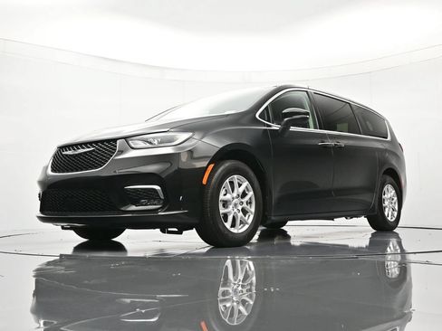 Certified 2023 Chrysler Pacifica Touring-L FWD image 38