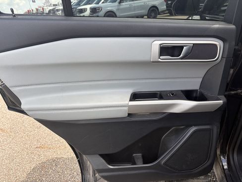 Used 2022 Ford Explorer XLT w/ Equipment Group 202A AWD/4WD image 17