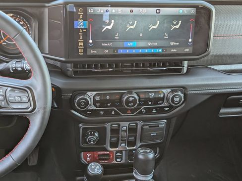 Used 2025 Jeep Wrangler Unlimited Rubicon AWD/4WD image 11