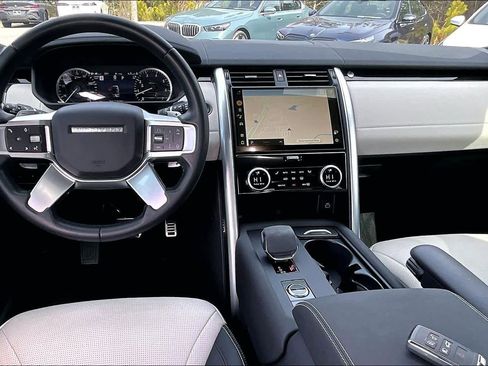 Used 2023 Land Rover Discovery S R-Dynamic image 16