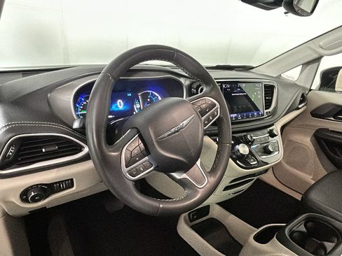 Used 2024 Chrysler Pacifica Limited FWD image 16