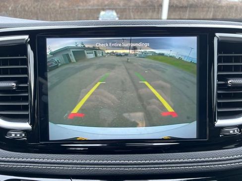 Used 2025 Chrysler Pacifica Limited image 30