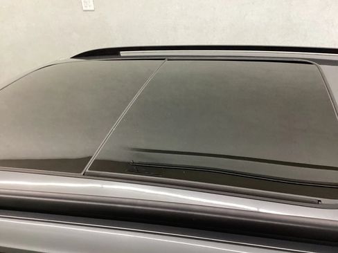 Used 2019 Volkswagen Tiguan SE w/ Panoramic Sunroof Package AWD/4WD image 6
