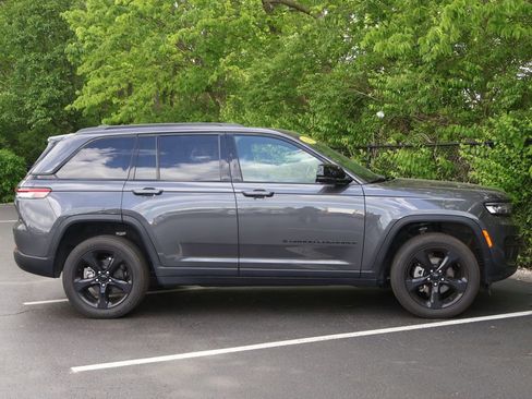 Used 2023 Jeep Grand Cherokee Altitude AWD/4WD image 10