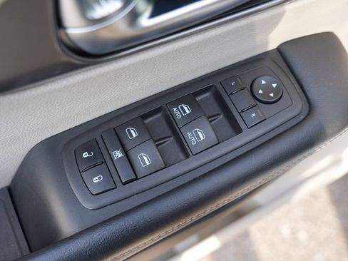 Used 2023 Chrysler Pacifica Touring-L FWD image 16