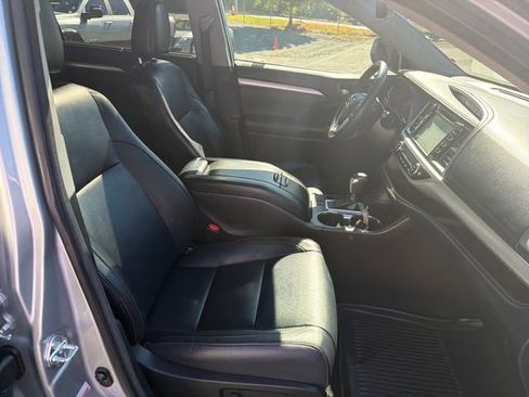Used 2017 Toyota Highlander XLE AWD/4WD image 9