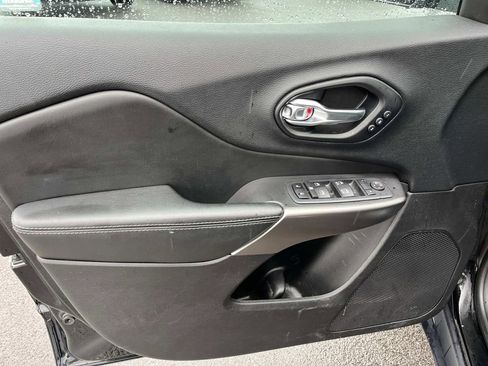 Used 2020 Jeep Cherokee Limited image 24