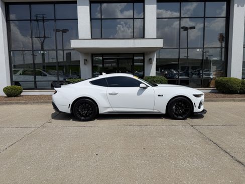 Used 2025 Ford Mustang GT RWD image 3