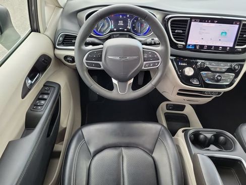 Used 2023 Chrysler Pacifica Touring-L FWD image 17