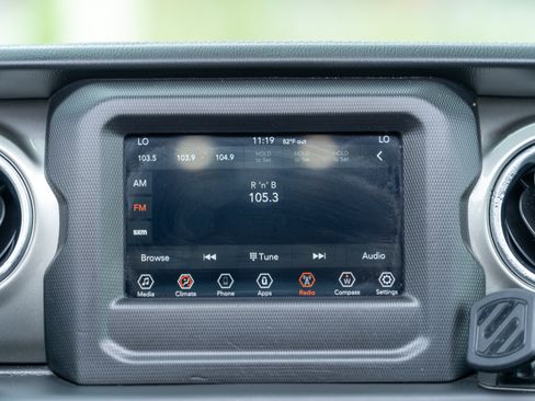 Used 2020 Jeep Wrangler Unlimited Sahara AWD/4WD image 25