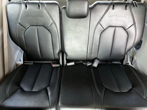 Used 2024 Chrysler Pacifica Touring-L image 12