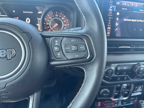 Used 2025 Jeep Gladiator Rubicon w/ Convenience Group AWD/4WD image 17