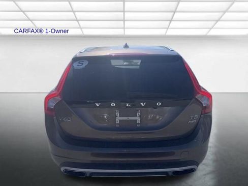 Used 2017 Volvo V60 T5 Cross Country image 10