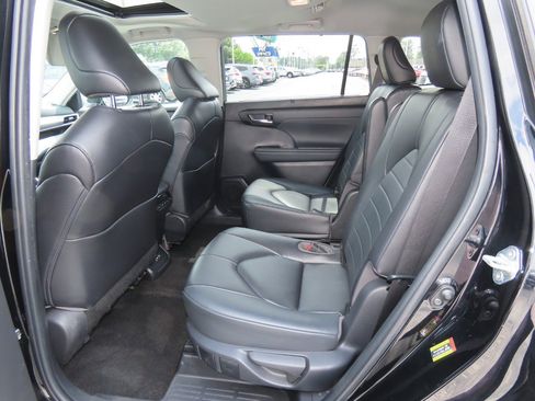 Used 2023 Toyota Highlander XLE FWD image 19