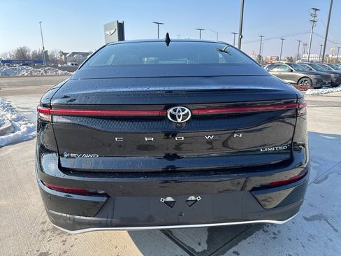 Used 2024 Toyota Crown Limited image 5