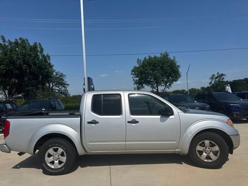 Used 2010 Nissan Frontier SE RWD image 2