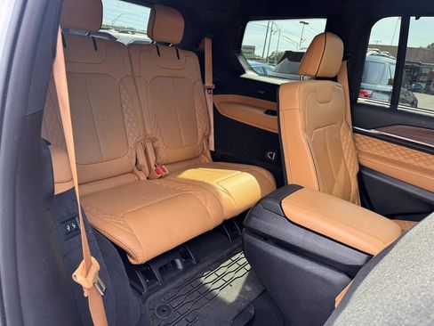 Used 2023 Jeep Grand Cherokee L Summit w/ Luxury Tech Group V AWD/4WD image 17